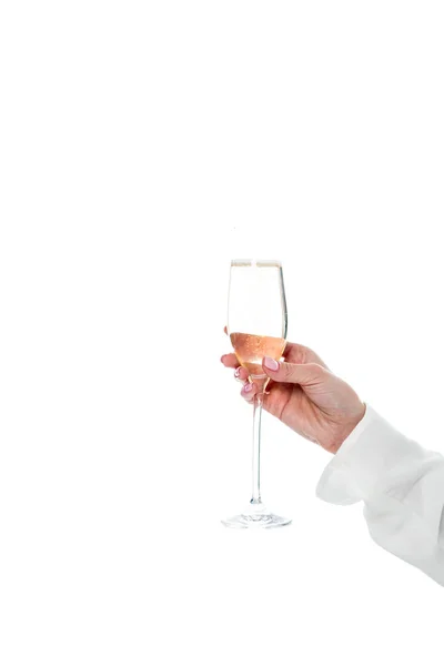 Vista recortada de la mano femenina con copa de champán, aislado en blanco - foto de stock