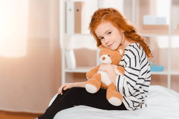 Porträt eines süßen kleinen Mädchens mit Teddybär, das in die Kamera schaut — Stockfoto
