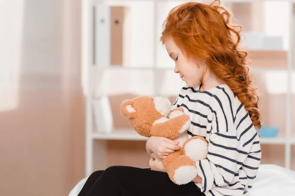 Porträt des süßen kleinen Mädchens mit Teddybär — Stockfoto