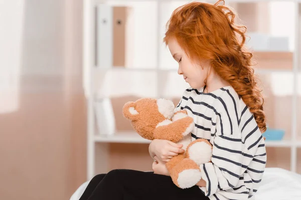 Portrait de mignonne petite fille avec ours en peluche — Photo de stock