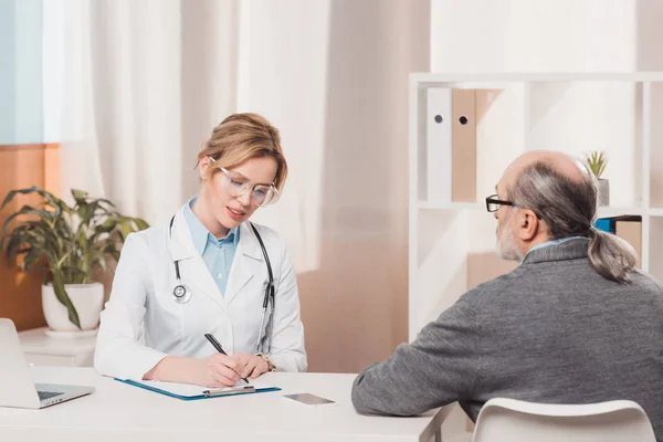 Partial view of senior patient at the doctors reception in clinic — Stock Photo