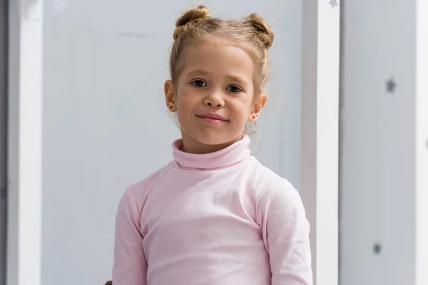Porträt eines entzückenden kleinen Kindes, das in die Kamera blickt — Stockfoto