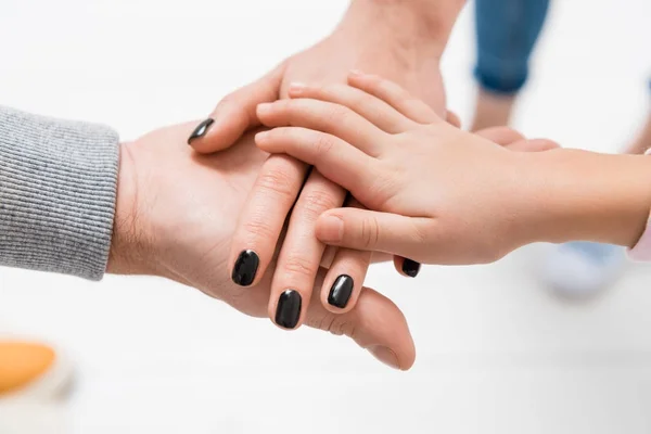 Recortado disparo de la familia haciendo gesto de equipo con las manos - foto de stock