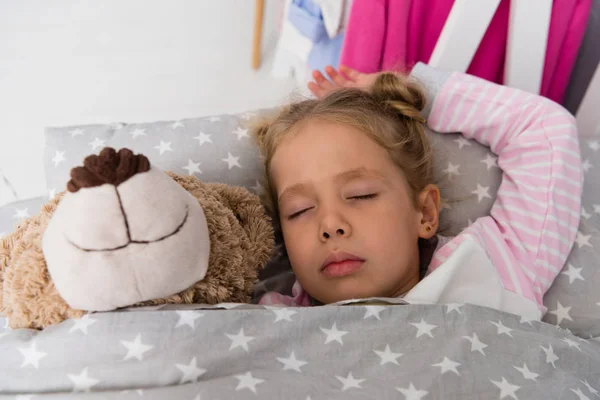 Mignon petit enfant dormir avec ours en peluche — Photo de stock