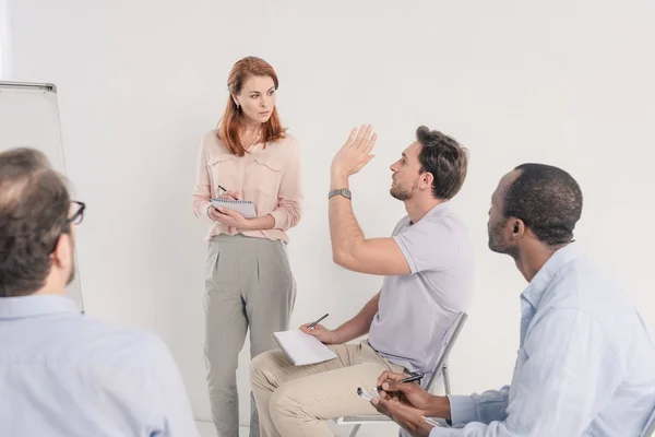 Abgeschnittene Aufnahme von multiethnischen Menschen mittleren Alters, die während einer anonymen Gruppentherapie miteinander reden — Stockfoto