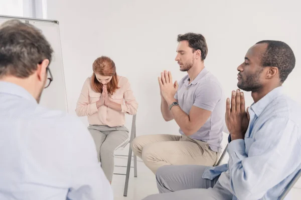 Recortado de grupo anónimo rezando durante la terapia - foto de stock