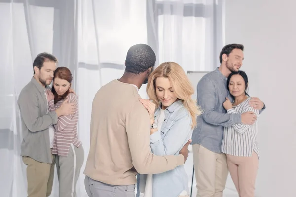 Drei multiethnische Paare umarmen sich während der Psychotherapie — Stockfoto