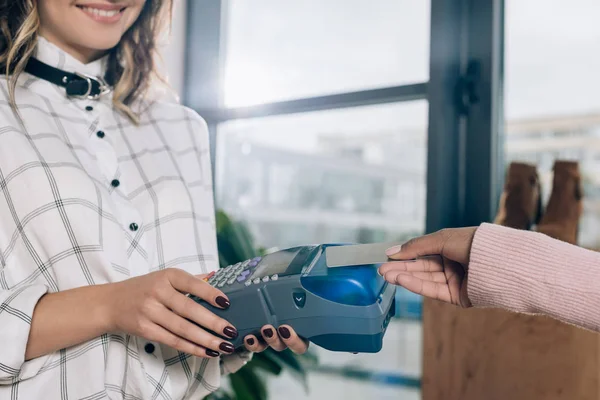 Tiro recortado da mulher que paga com compra contactless — Fotografia de Stock