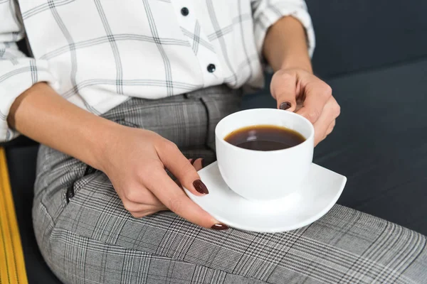 Tiro cortado de mulher com xícara de café nas mãos — Fotografia de Stock