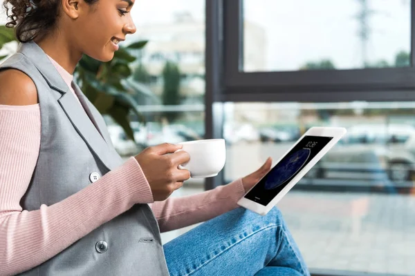 Schöne junge Frau mit Tablet mit ios Lockscreen — Stockfoto