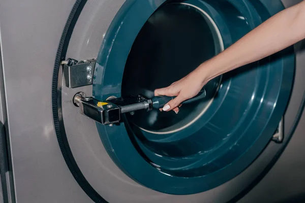 Corte tiro de mulher abertura máquina de lavar roupa industrial — Fotografia de Stock