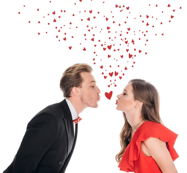 Jeune couple embrasser — Photo de stock