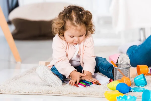 Foco seletivo da criança brincando com marcadores coloridos em casa — Fotografia de Stock