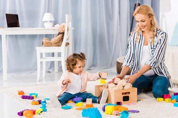 Heureux enceinte mère jouer avec petite fille — Photo de stock