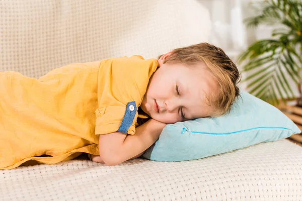 Porträt eines entzückenden kleinen Jungen, der zu Hause auf dem Sofa schläft — Stockfoto