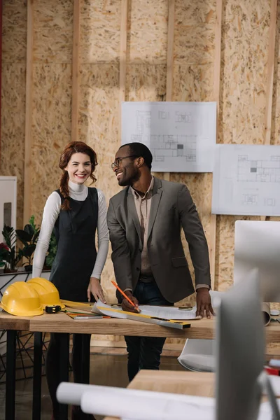 Jeunes architectes travaillant ensemble dans un bureau élégant décoré de contreplaqué — Photo de stock