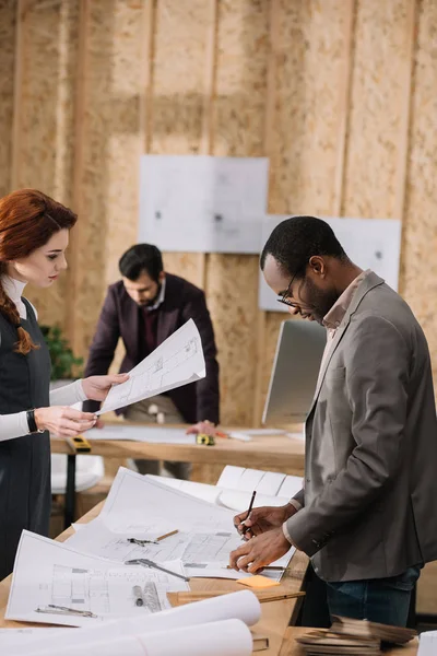 Équipe travailleuse d'architectes travaillant ensemble dans un bureau moderne — Photo de stock