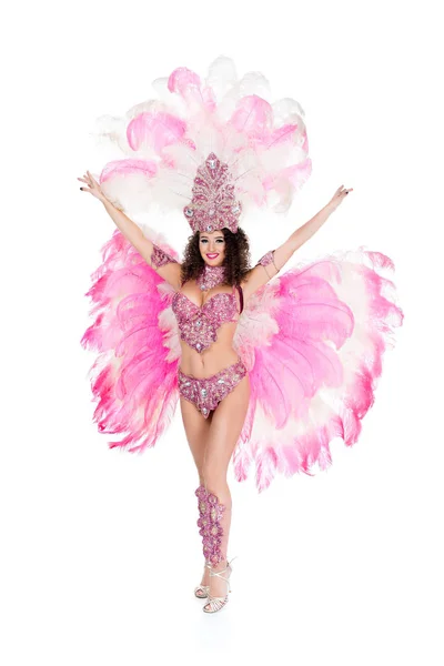Щаслива жінка позує в карнавальному костюмі з рожевим пір'ям, ізольована на білому — Stock Photo