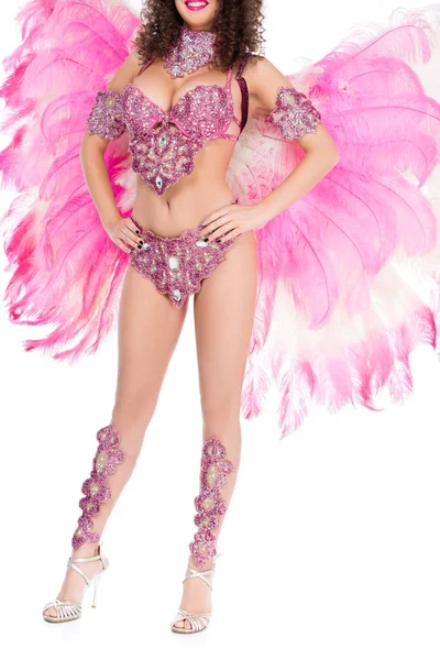 Vista recortada de la mujer posando en traje de carnaval con plumas de color rosa, aislado en blanco - foto de stock