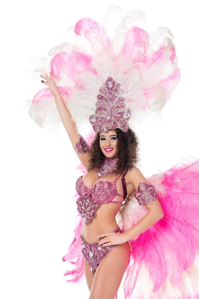 Весёлая женщина позирует в карнавальном костюме с розовыми перьями, изолированная на белом — стоковое фото