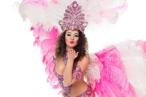 Femme posant en costume de carnaval avec des plumes roses soufflant baiser, isolé sur blanc — Photo de stock