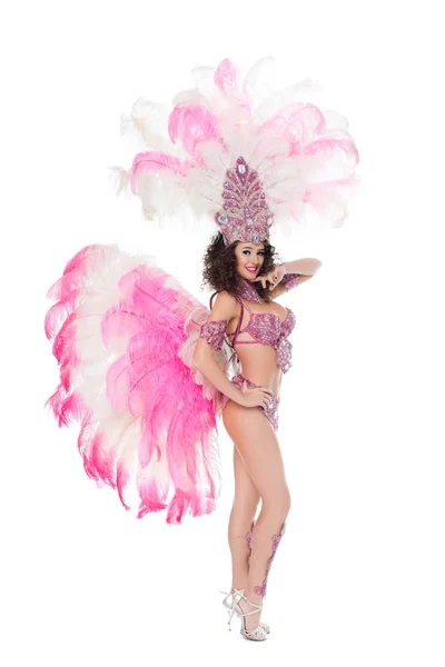 Mujer sonriente posando en traje de carnaval con plumas de color rosa, aislado en blanco - foto de stock