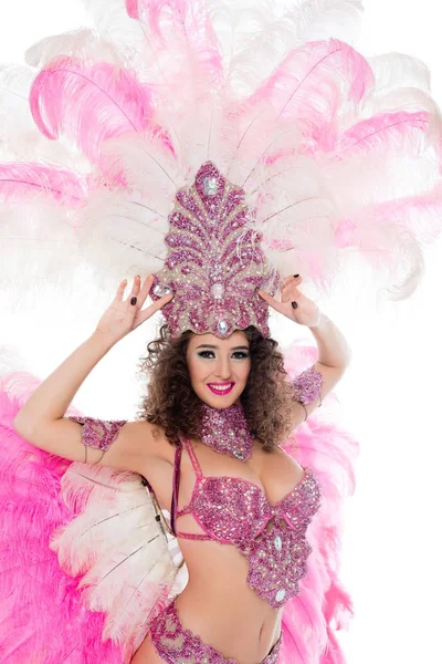 Mulher feliz posando em traje de carnaval com penas rosa, isolado em branco — Fotografia de Stock