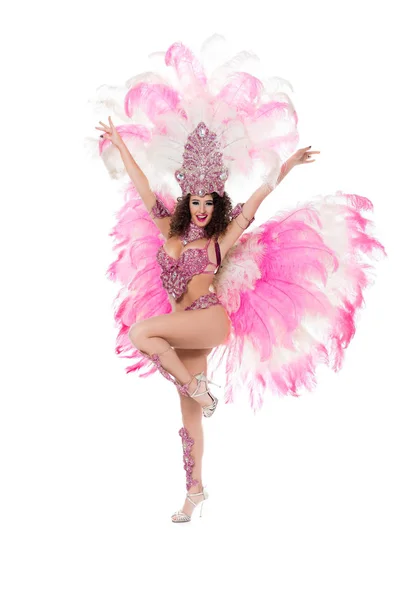 Niña sonriente bailando en traje de carnaval con plumas de color rosa, aislado en blanco - foto de stock