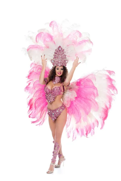 Schönes Mädchen posiert in Karnevalskostüm mit rosa Federn, isoliert auf weiß — Stockfoto