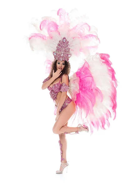 Fille avec geste oops en costume de carnaval avec des plumes roses, isolé sur blanc — Photo de stock