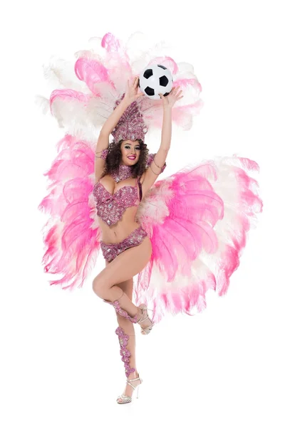 Femme en costume de carnaval avec des plumes roses tenant ballon de football, isolé sur blanc — Photo de stock