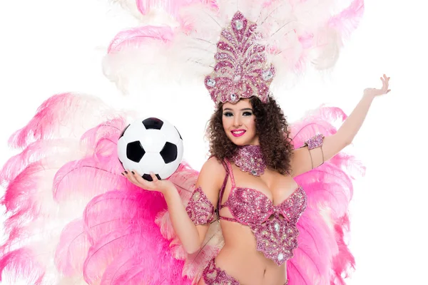 Mulher em traje de carnaval segurando bola de futebol na mão e olhando para a câmera, isolado no branco — Fotografia de Stock