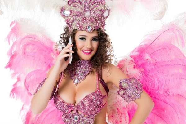 Mujer en traje de carnaval con teléfono inteligente y mirando a la cámara, aislado en blanco - foto de stock