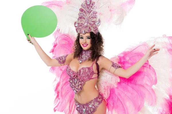 Жінка в карнавальному костюмі, що тримає порожню зелену текстову кульку, ізольована на білому — стокове фото