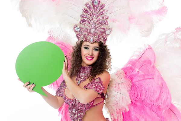Mujer en traje de carnaval sosteniendo globo de texto verde en blanco, aislado en blanco - foto de stock