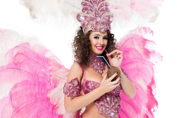 Femme en costume de carnaval tenant la noix de coco avec des pailles, isolé sur blanc — Photo de stock