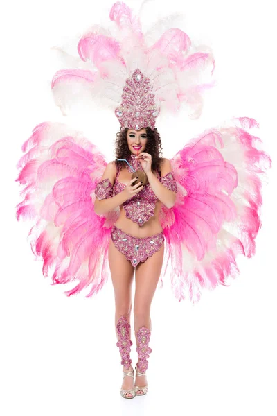 Mujer en traje de carnaval sosteniendo coco con pajitas y mirando a la cámara, aislado en blanco — Stock Photo