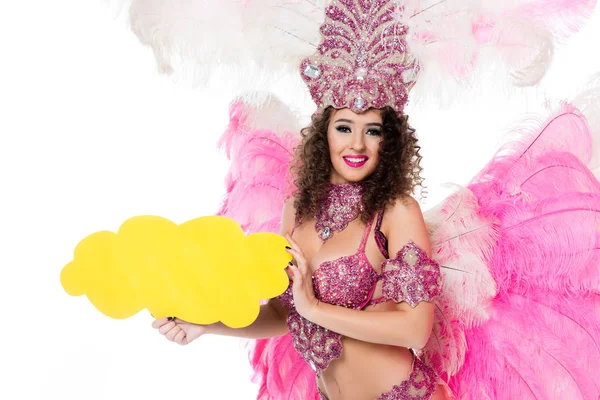 Mujer en traje de carnaval sosteniendo globo de texto vacío amarillo, aislado en blanco - foto de stock