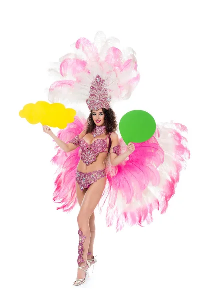 Mujer en traje de carnaval sosteniendo globo de texto vacío amarillo y otro verde, aislado en blanco — Stock Photo