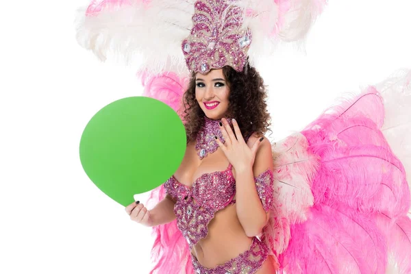 Mujer en traje de carnaval sosteniendo globo de texto verde en blanco, aislado en blanco - foto de stock