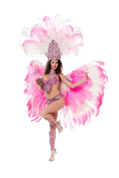 Жінка в карнавальному костюмі тримає кокос з соломинками і дивиться на камеру під час танців, ізольована на білому — стокове фото