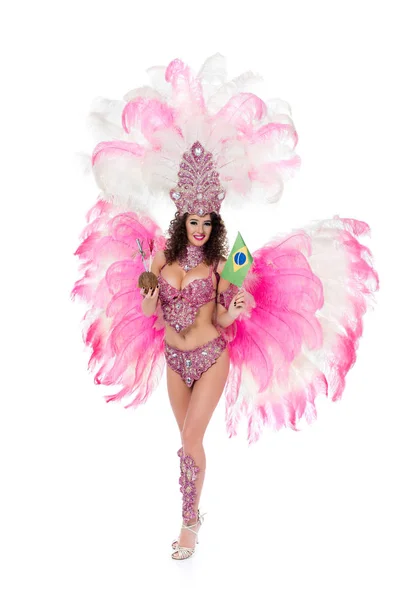 Жінка в карнавальному костюмі, що тримає кокос з соломинками та бразильським прапором, ізольована на білому — стокове фото