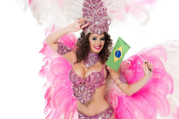 Donna sorridente in costume da carnevale che tiene in mano il fllag brasiliano con mano sulla fronte, isolata su bianco — Foto stock