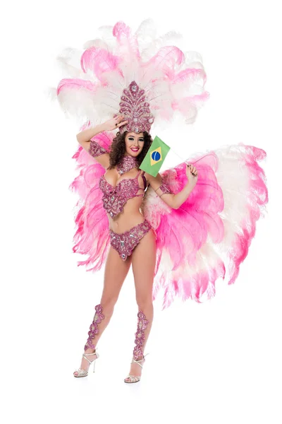 Sorrindo mulher em traje de carnaval segurando bandeira brasileira na mão com a mão na testa, isolado em branco — Fotografia de Stock