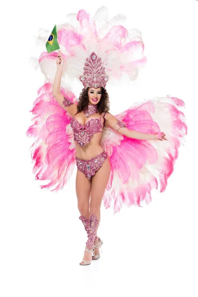 Mujer sonriente en traje de carnaval sosteniendo fllag brasileño en la mano levantada, aislado en blanco - foto de stock