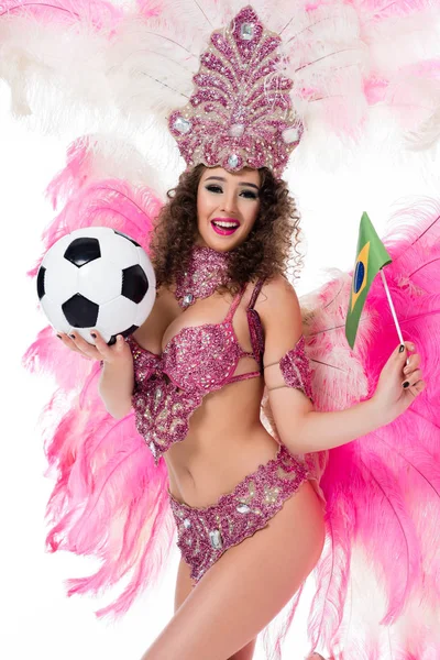 Усміхнена жінка в карнавальному костюмі, що тримає футбольний м'яч і бразильський прапор, ізольована на білому — стокове фото