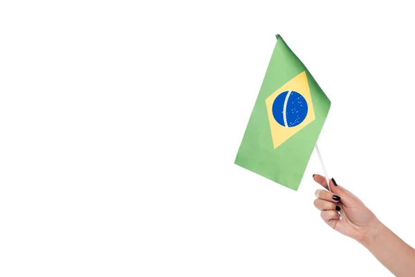 Imagen recortada de la mano sosteniendo bandera brasileña, aislada en blanco - foto de stock