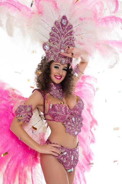 Mujer feliz en traje de carnaval con el brazo en la frente, aislado en blanco - foto de stock