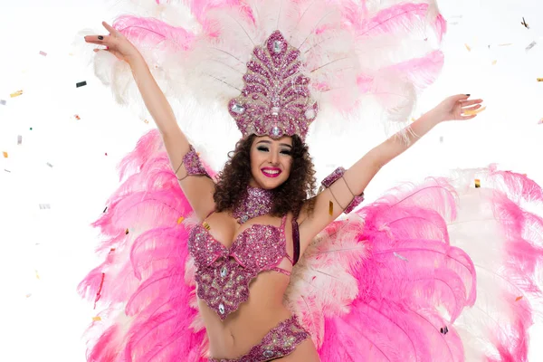 Mujer feliz en traje de carnaval de pie con los brazos extendidos, aislado en blanco - foto de stock