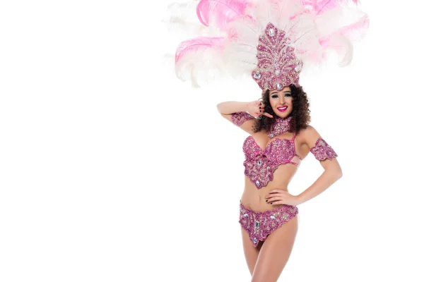 Mujer alegre en traje de carnaval con plumas rosadas aisladas en blanco - foto de stock